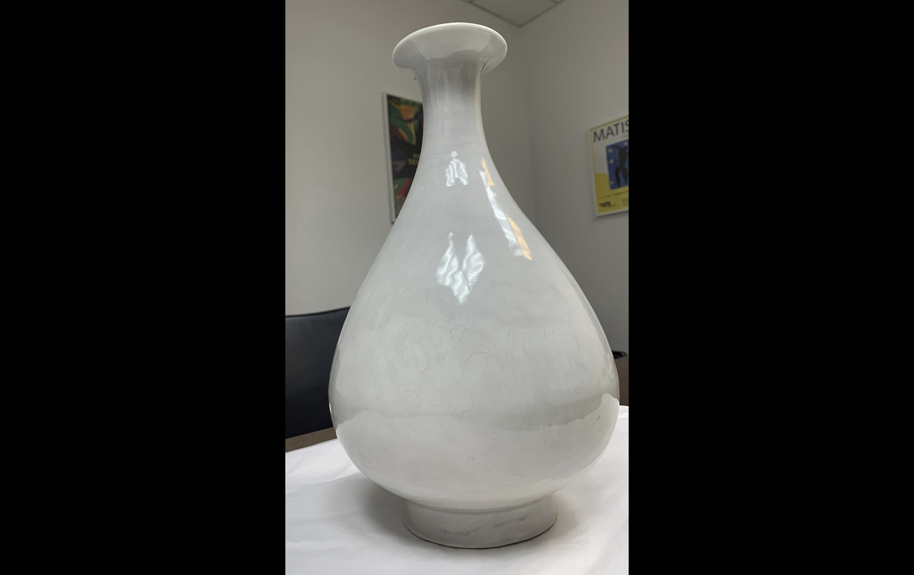 Chinese vase recoved british swiss police