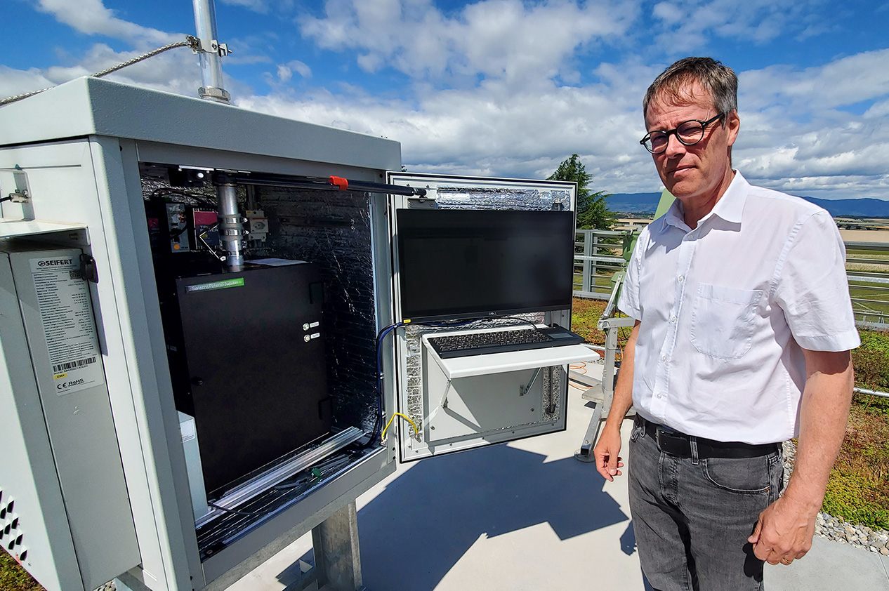 بيرنار كلو الموظّف بالمكتب الفدرالي للارصاد الجوية وعلم المناخ بجانب آلة قياس حبوب اللقاح في الهواء.