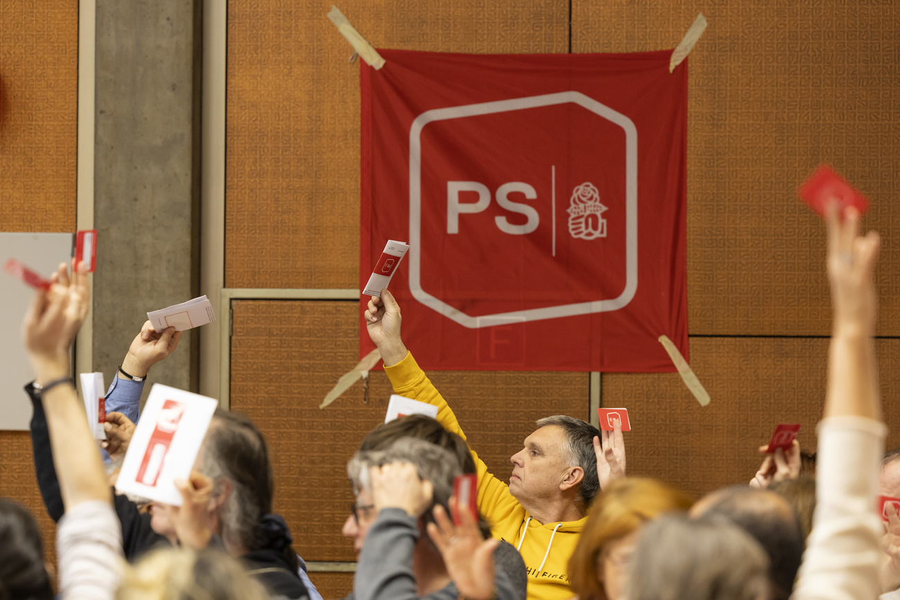 membri del partito socialista votano per alzata di mano