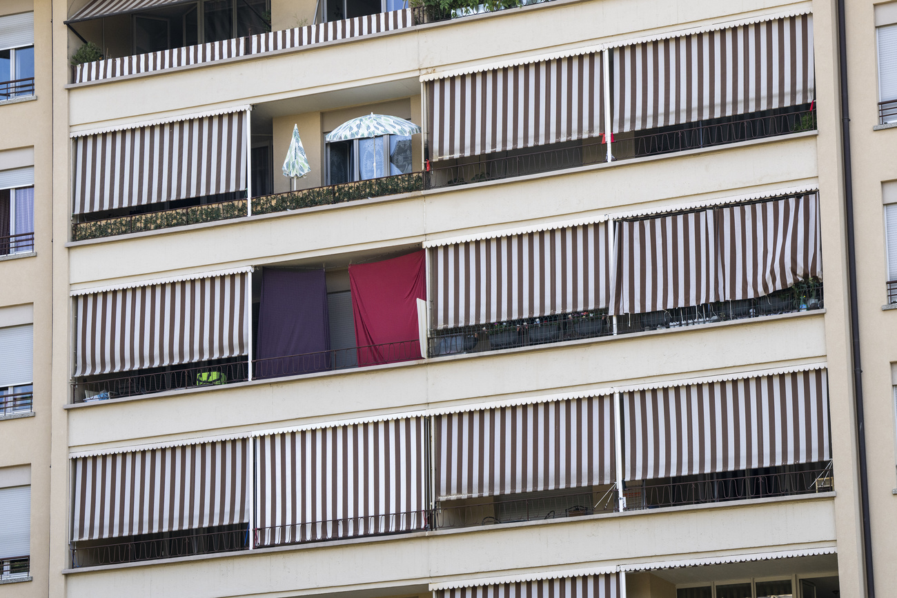 Stores aux fenêtres d un bloc d habitations