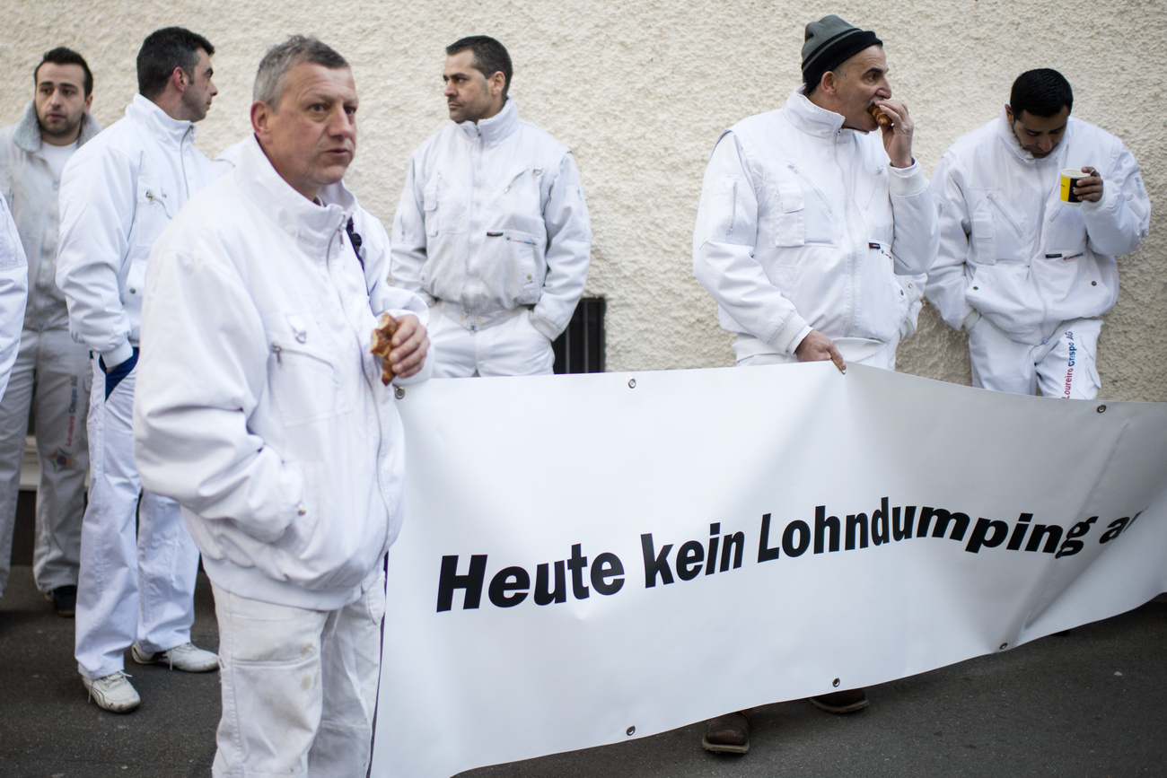 粉刷匠們在 2015年蘇黎世的一處建築工地上示威反對“工資傾銷”。