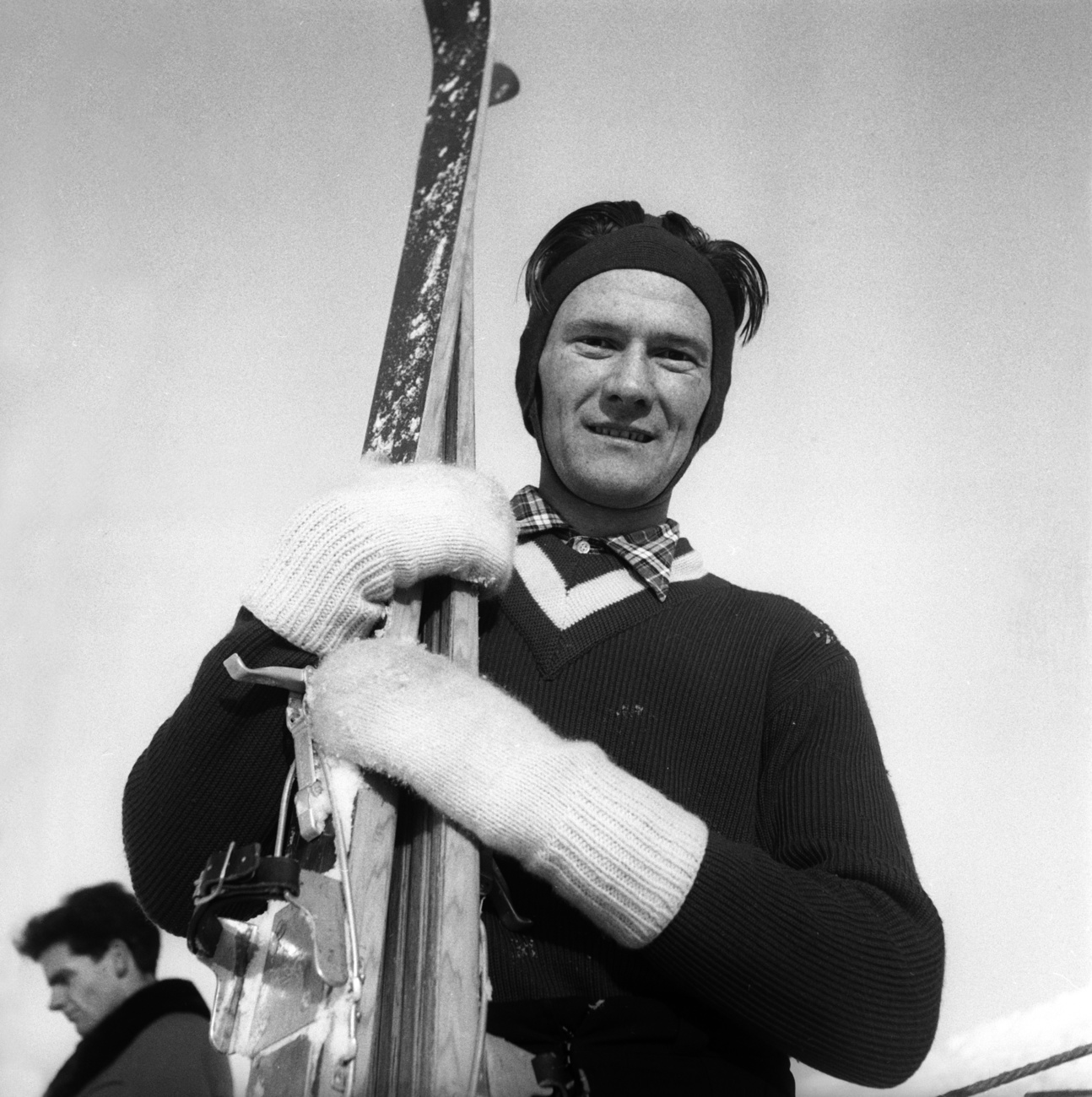 Sauteur à ski posant avec ses skis