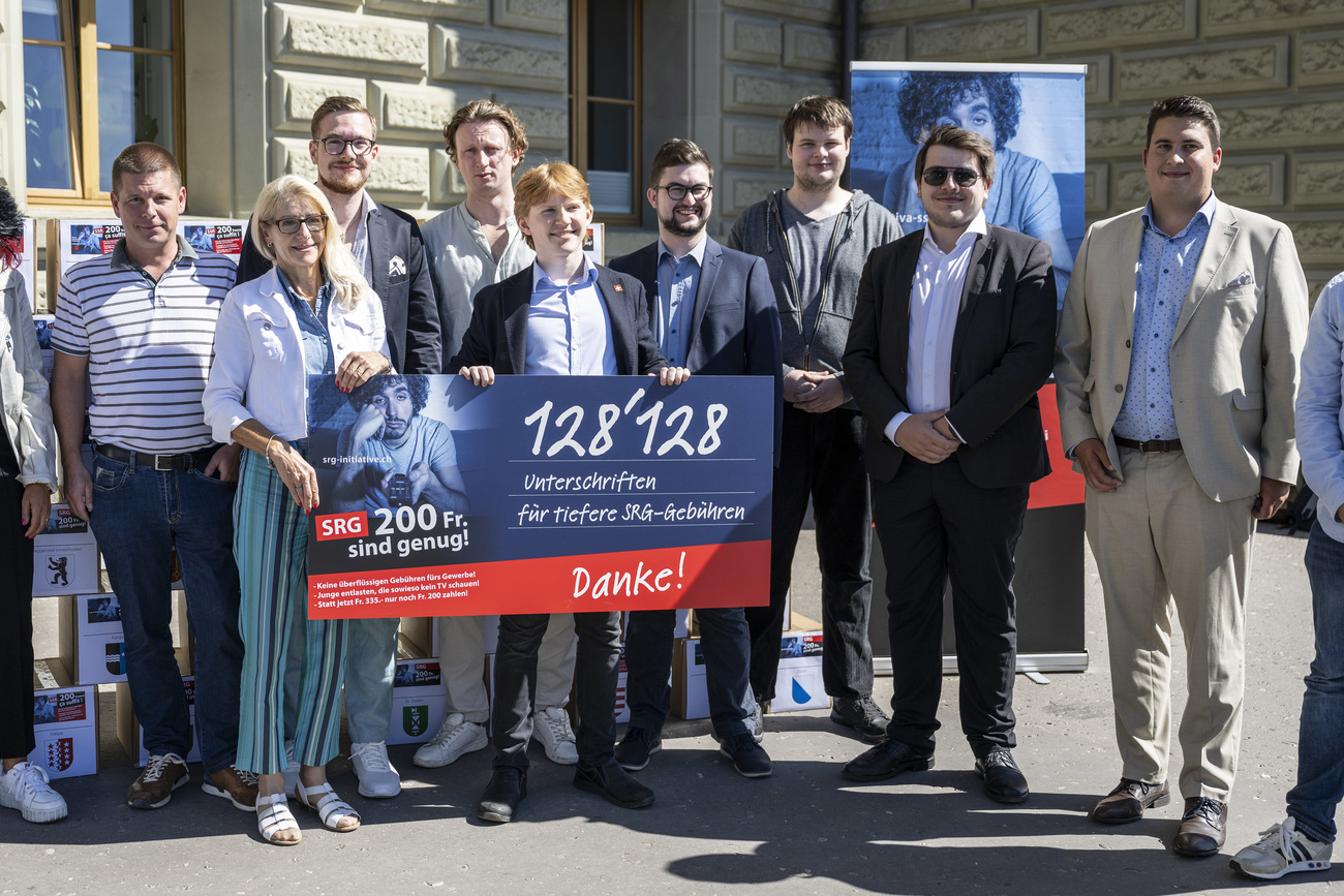 Initiantinnen der Halbierungsinitiative vor der Bundeskanzlei