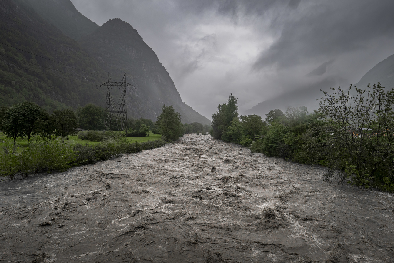 Um rio Brenno furioso no cantão de Ticino, no sul da Suíça