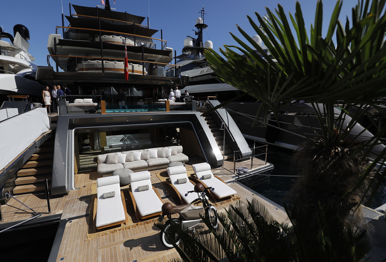 sdraio su yacht di lusso