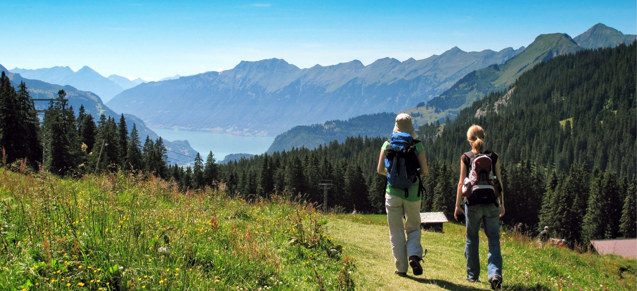Due donne in passeggiata con vista sul lago di Brienz.