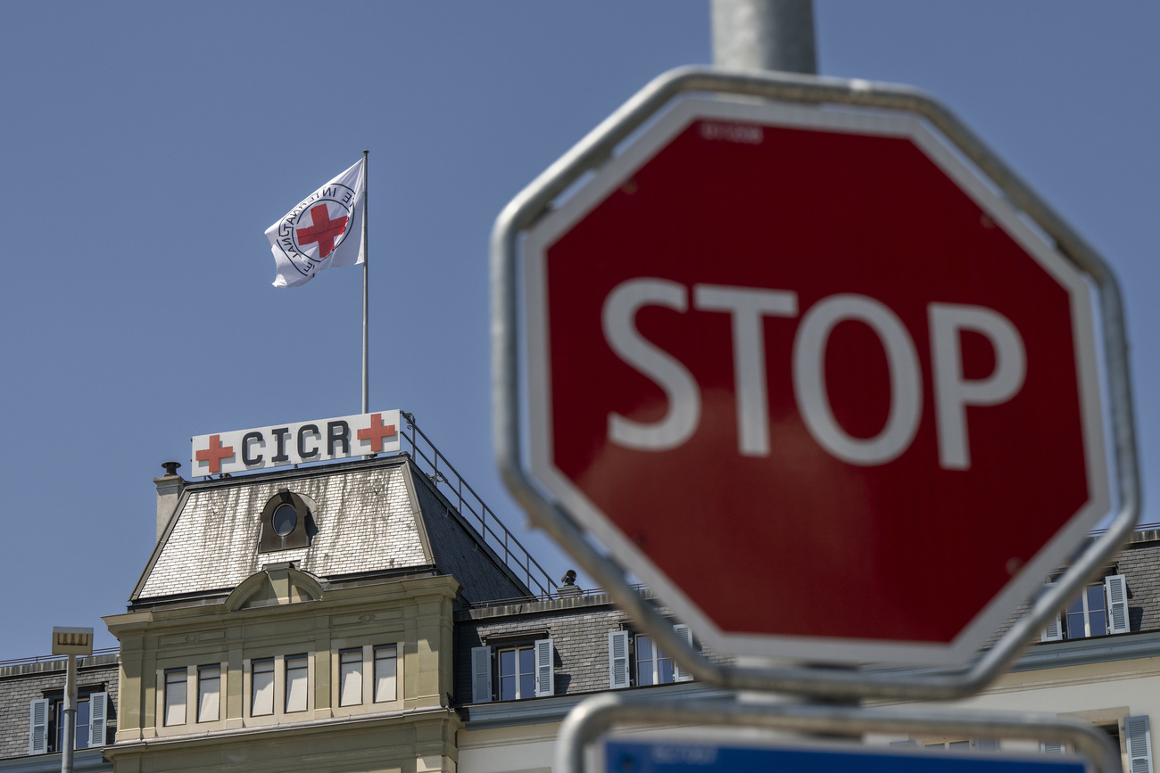 Hauptsitz des IKRK, davo ein Stopschild