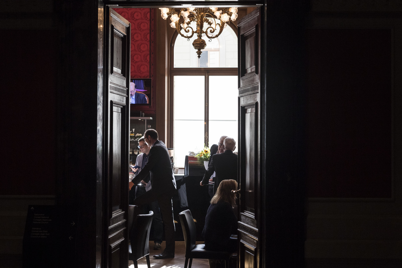 Nationalräte und Ständerätinnen im Café des Bundeshaus