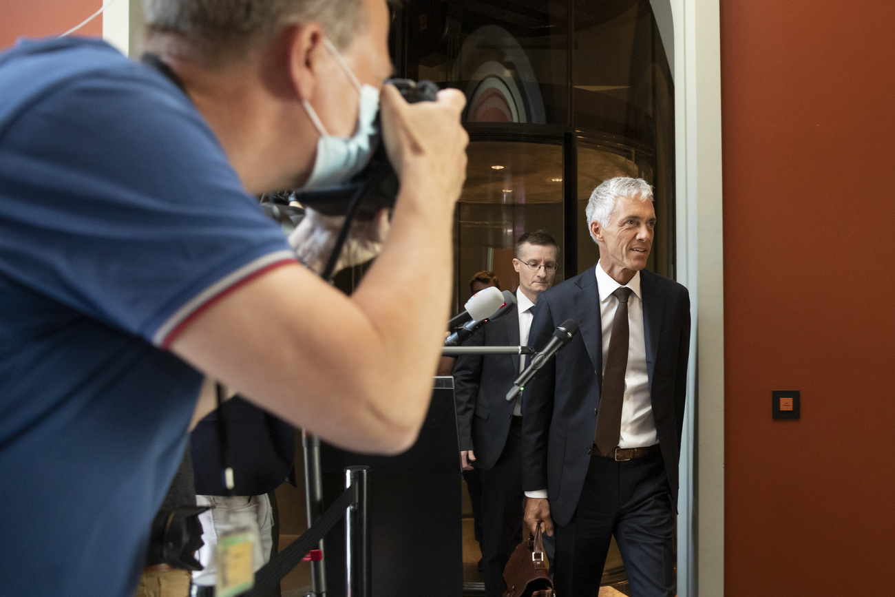 Michael Lauber verlässt einen Gerichtssaal