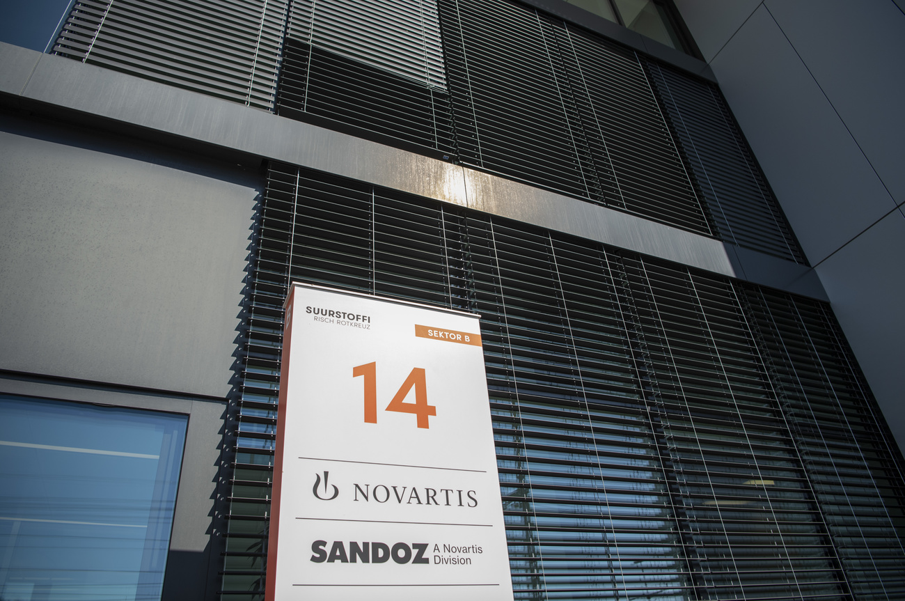 Foto de um edifício com uma placa dizendo Sandoz e Novartis