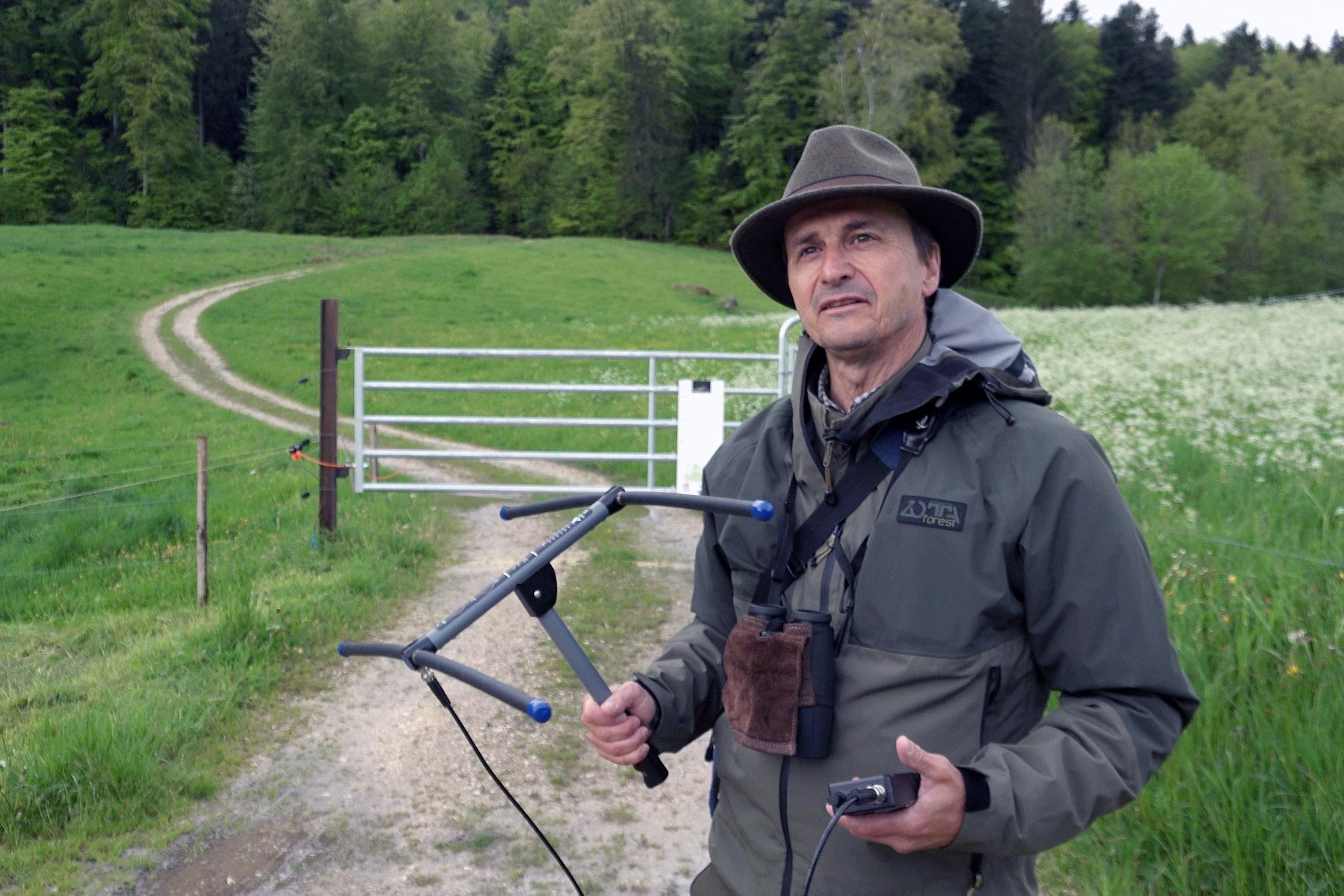 Projektleiter Otto Holzgang mit der GPS-Suchantenne in der Hand