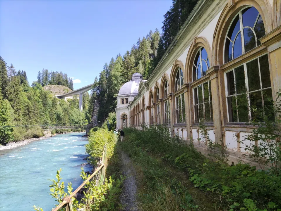 Edificio lungo un fiume