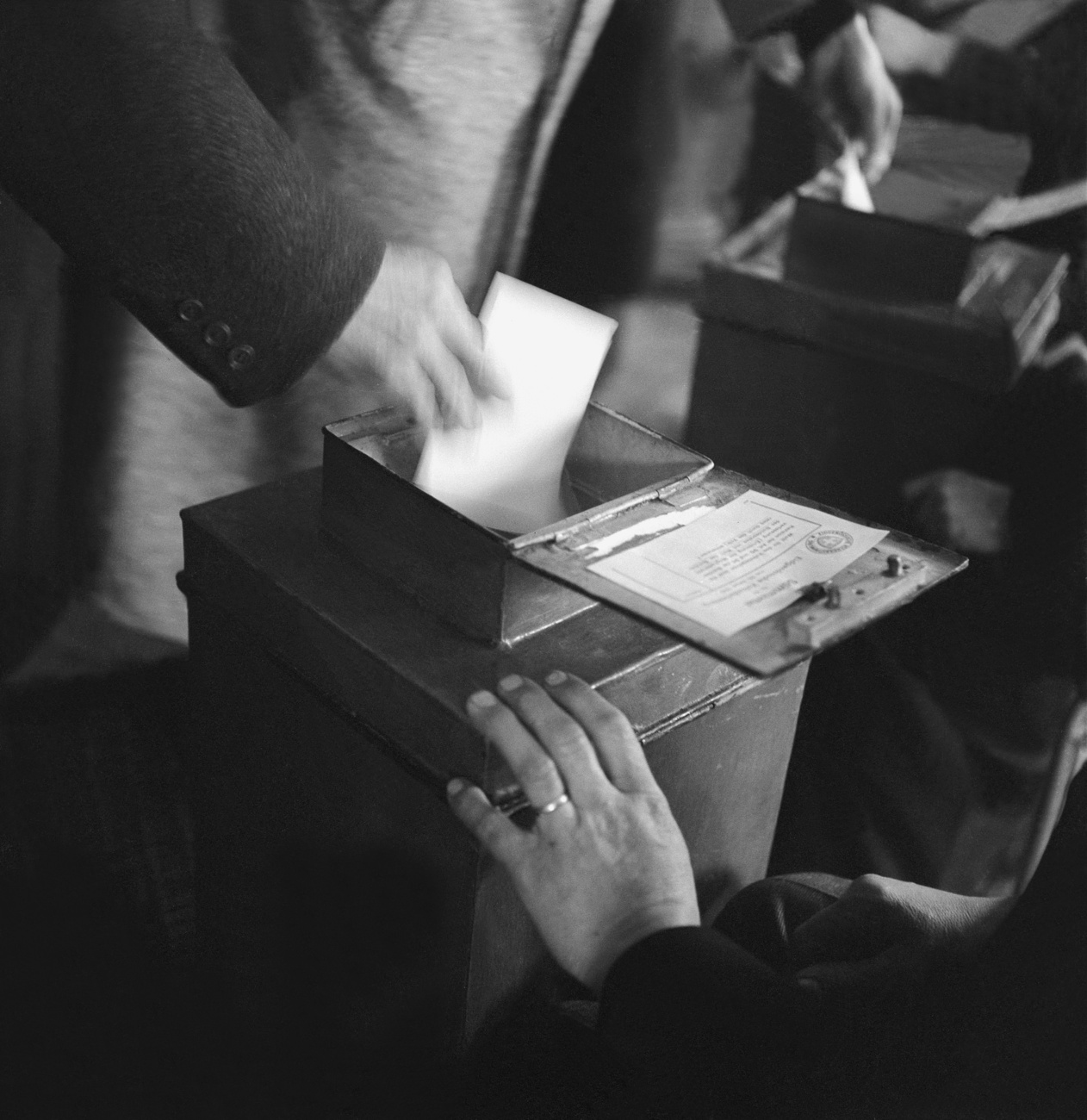 Immagine d archivio in bianco e nero di persona che vota in Svizzera.