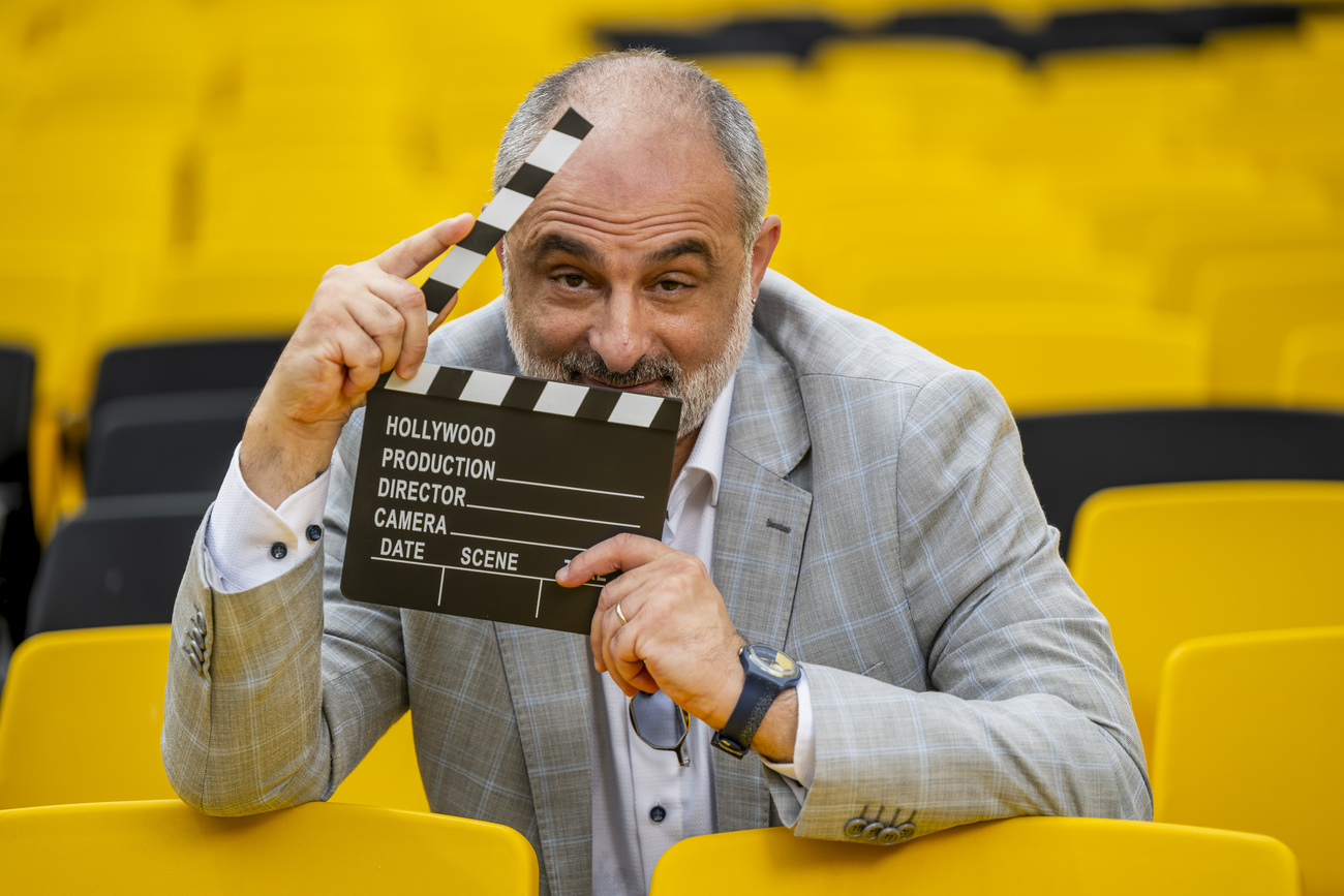 Der künstlerische Leiter Giona A. Nazzaro blickt neckisch durch eine Filmklappe