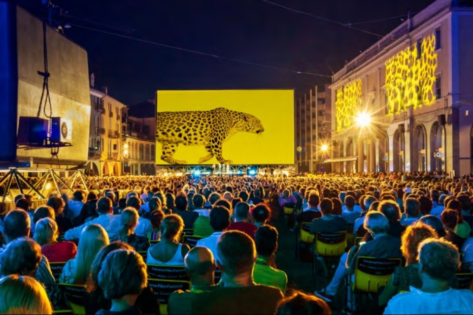 Die Piazza Grande in Locarno, auf der Leinwand der Leopard