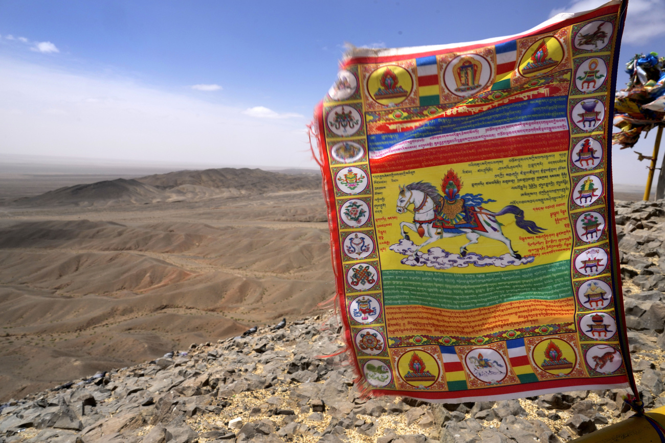 Eine buddhistische Gebetsfahne auf einem Berg nahe der Wüste Gobi