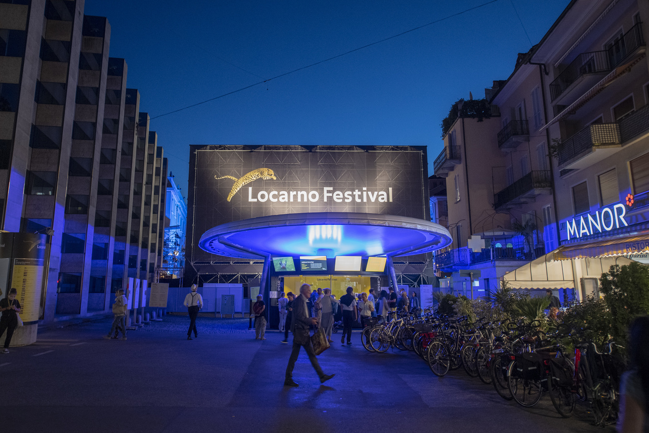 Der Eingang der Piazza Grande mit dem Pardo auf einer grossen Leinwand