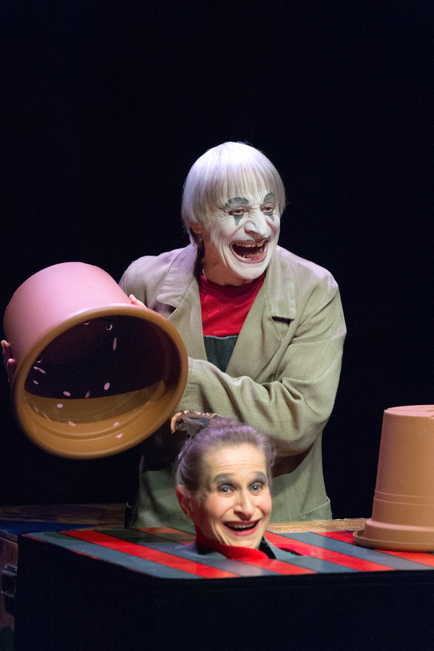 Il compianto clown Dimitri con la figlia Masha durante uno spettacolo.