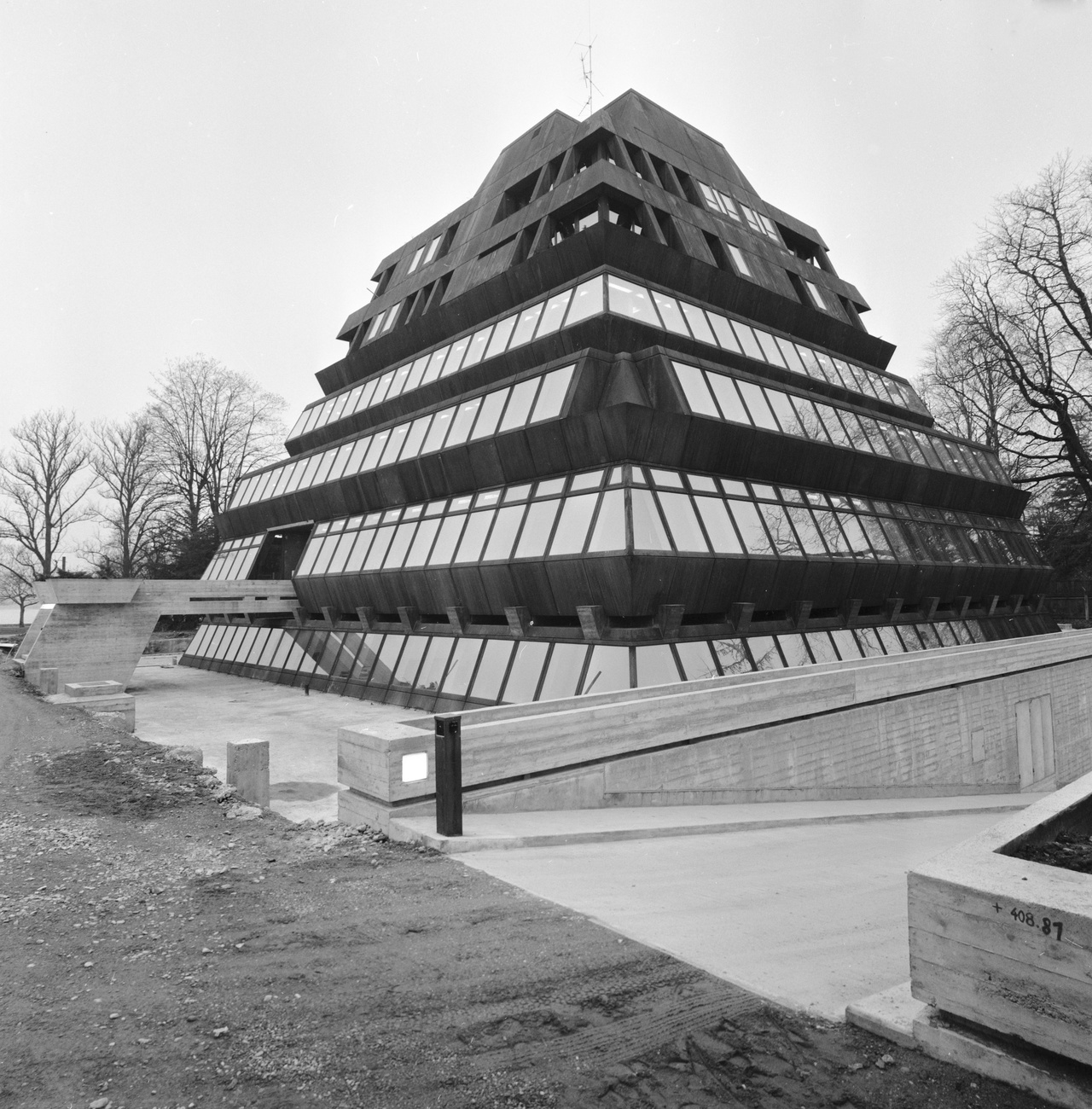 チューリヒ湖畔に建てられたピラミッド型建築