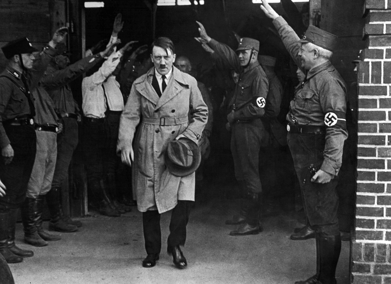 Adolf Hitler e persone che fanno il saluto nazista