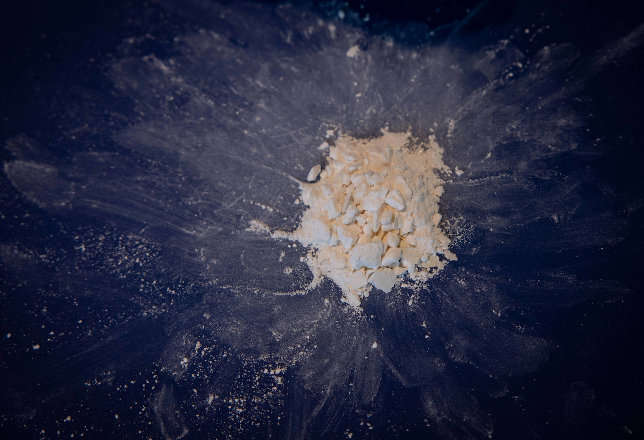 pilha de cocaína em uma superfície azul escura