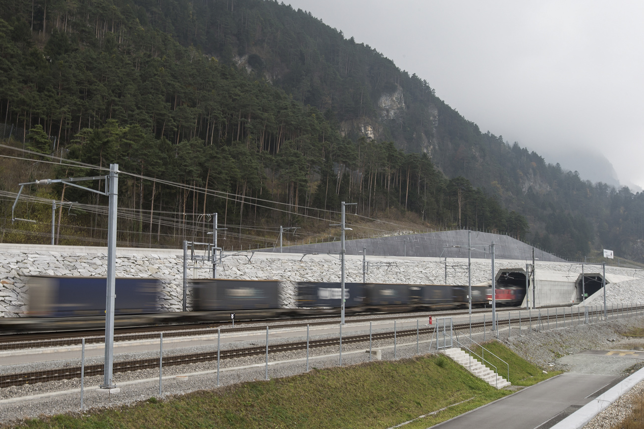 treno merci entra in una galleria