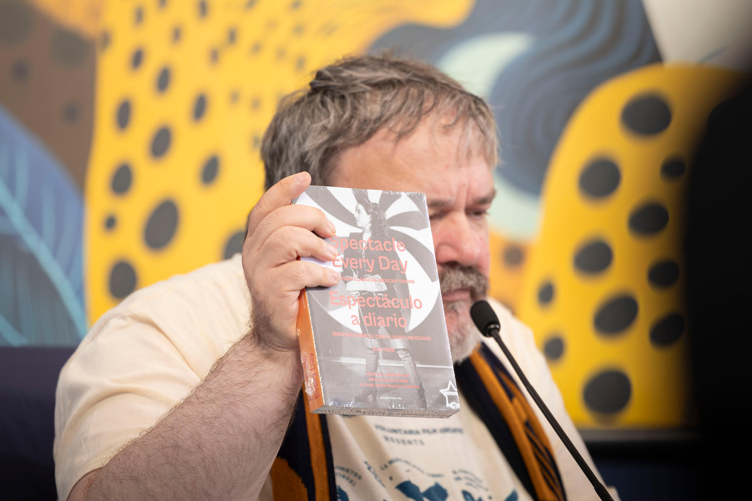 El crítico Olaf Möller con el libro-catálogo de la muestra de cine mexicano