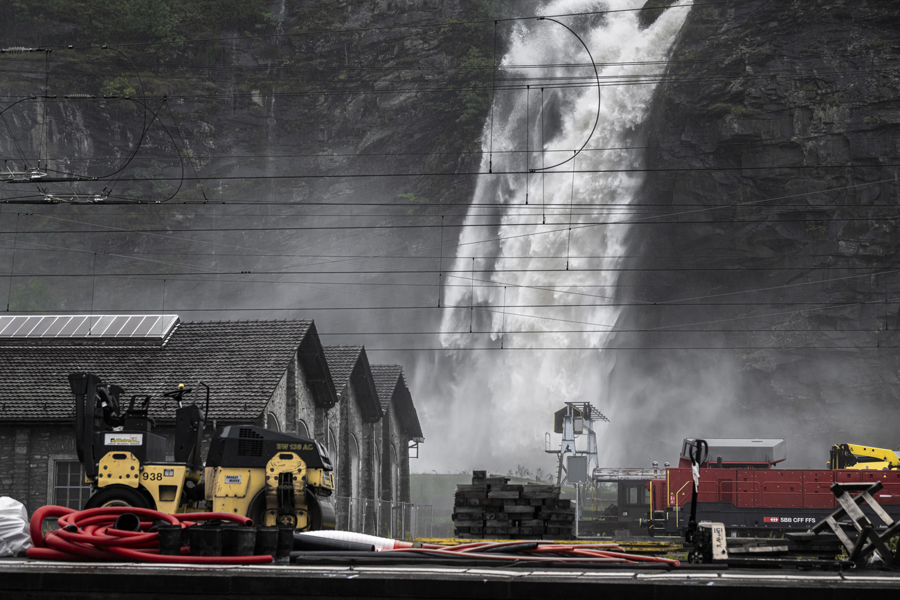 Industrieareal im Tessin mit riesigem Wasserfall im Hintergrund