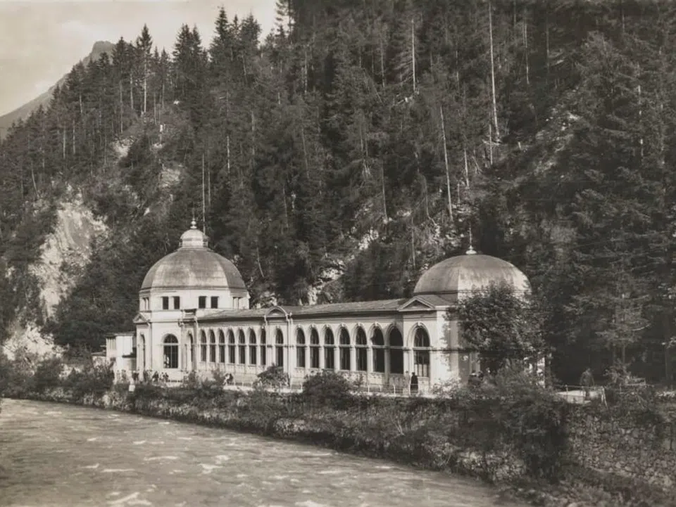 Vecchia foto di un edificio con cupola