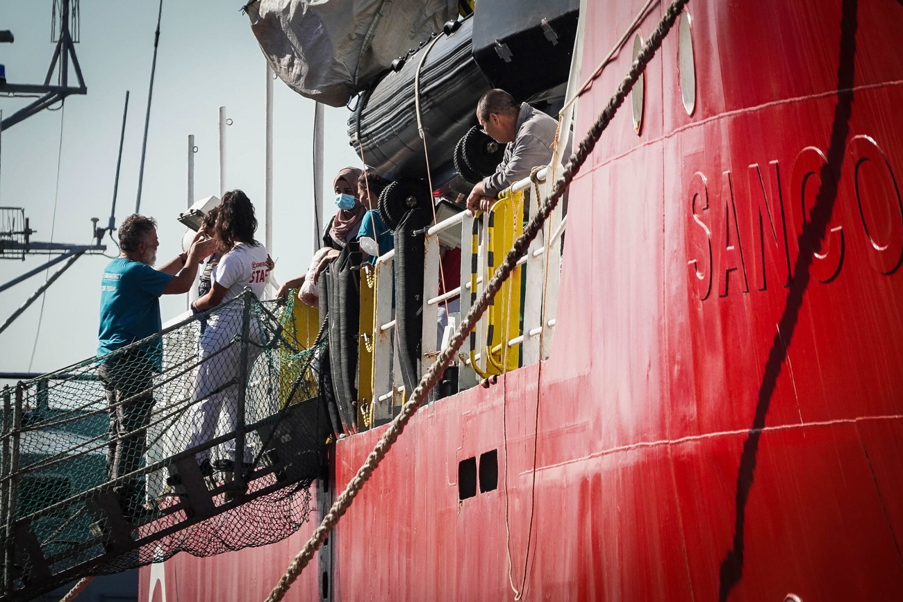 persone sbarcate da una nave