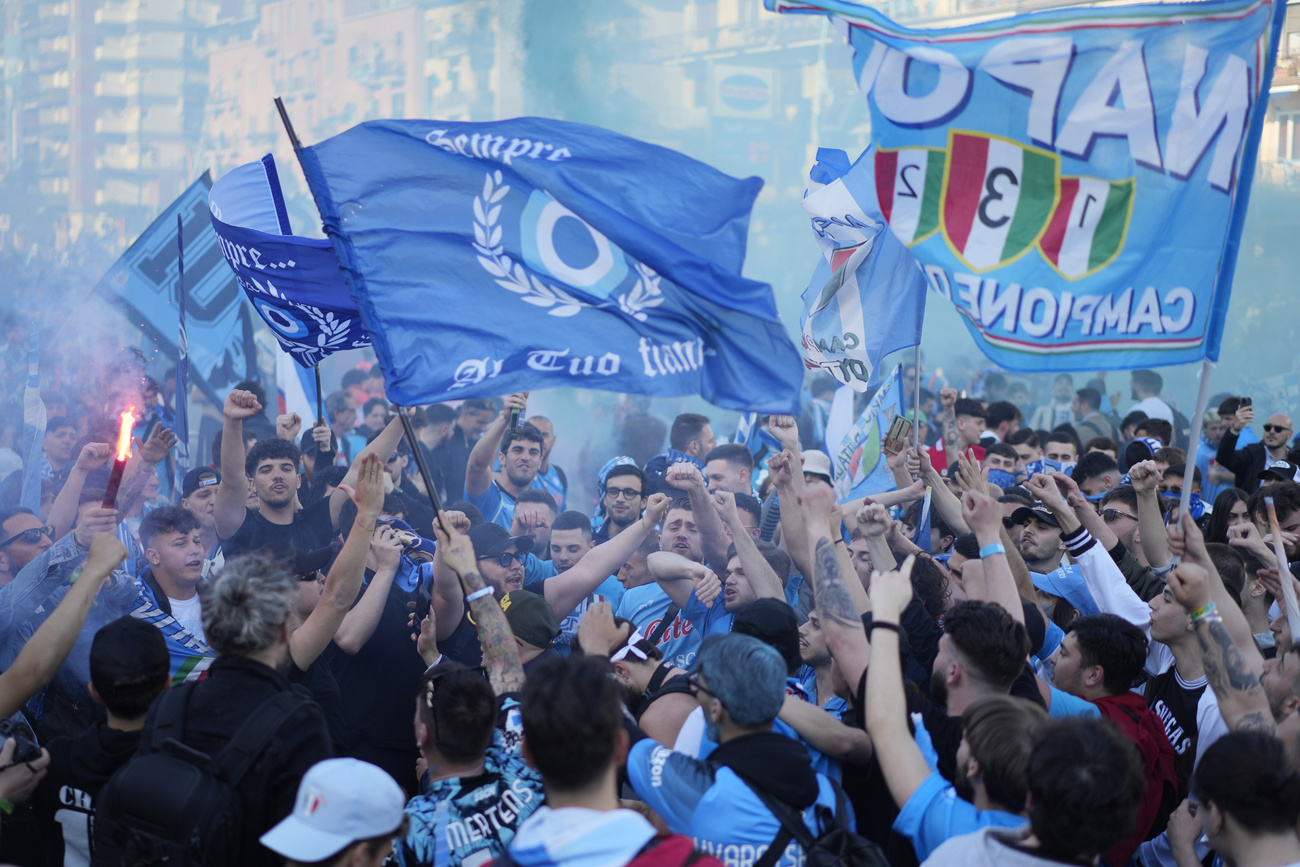 Tifosi napoletani festeggiano la vittoria dello scudetto.