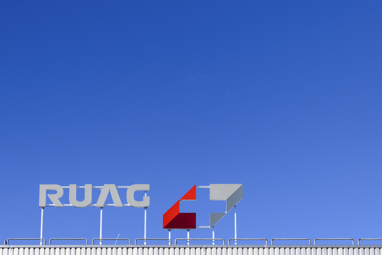 Logotipo da empresa de defesa RUAG em um cenário de céu azul