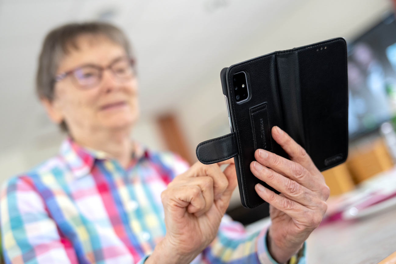 donna anziana consulta il suo smartphone