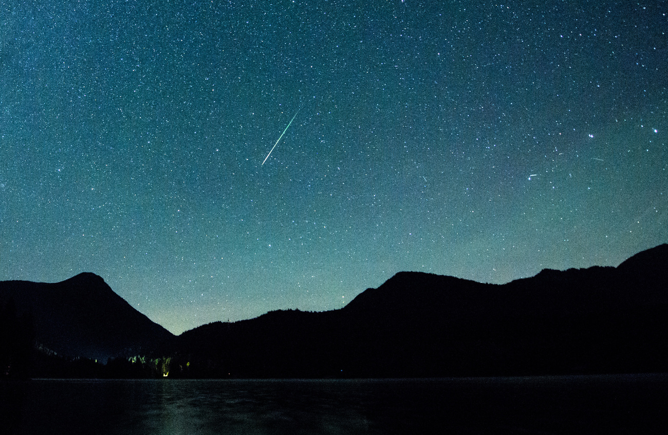 Una stella cadente in una notte stellata.