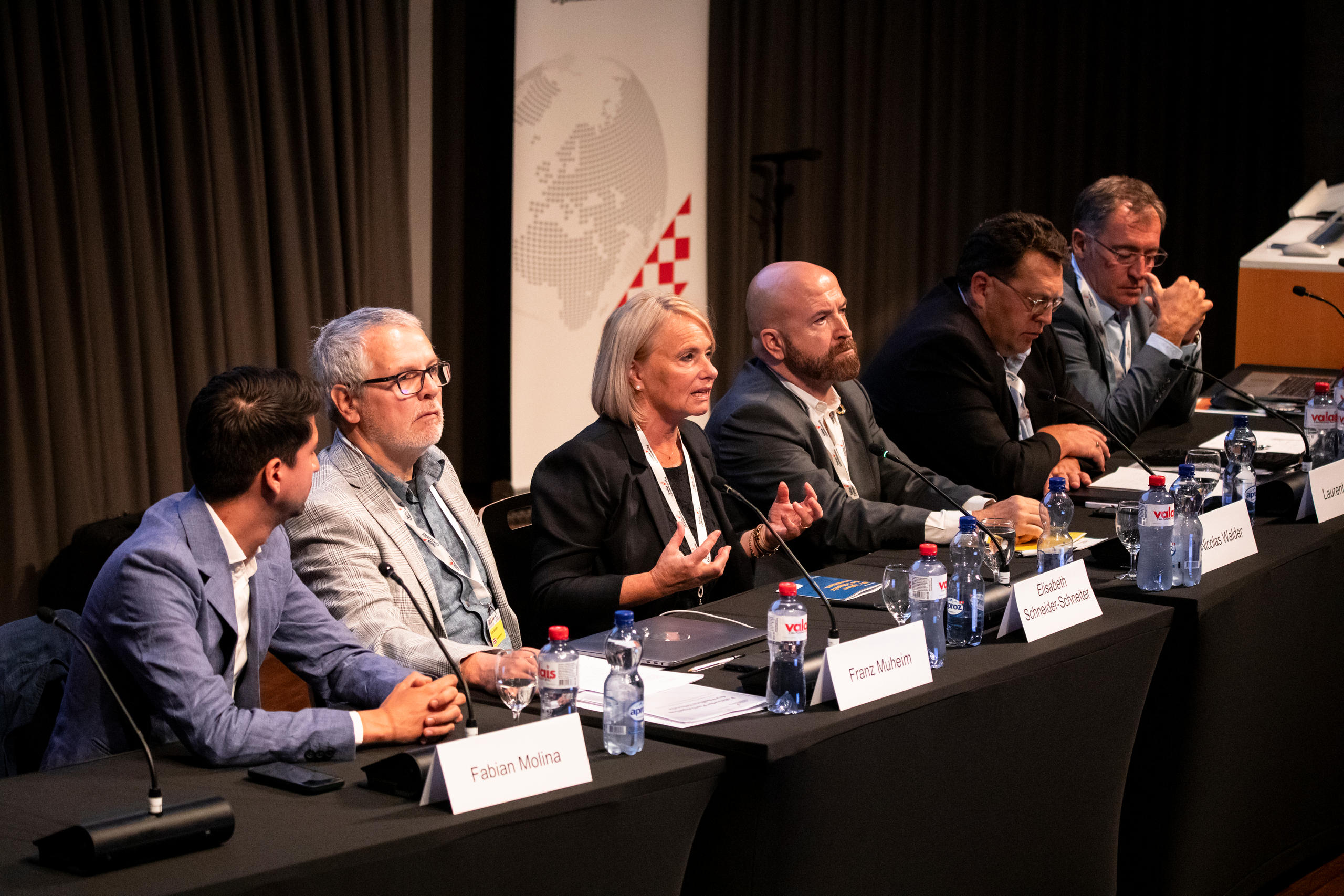 partecipanti alla tavola rotonda al congresso degli svizzeri all estero