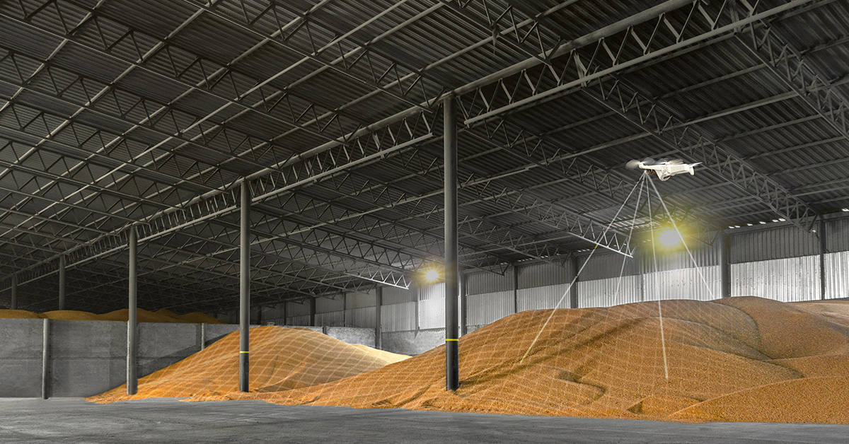 Drohne, die im Inneren einer riesigen Lagerhalle mit Getreidevorräten