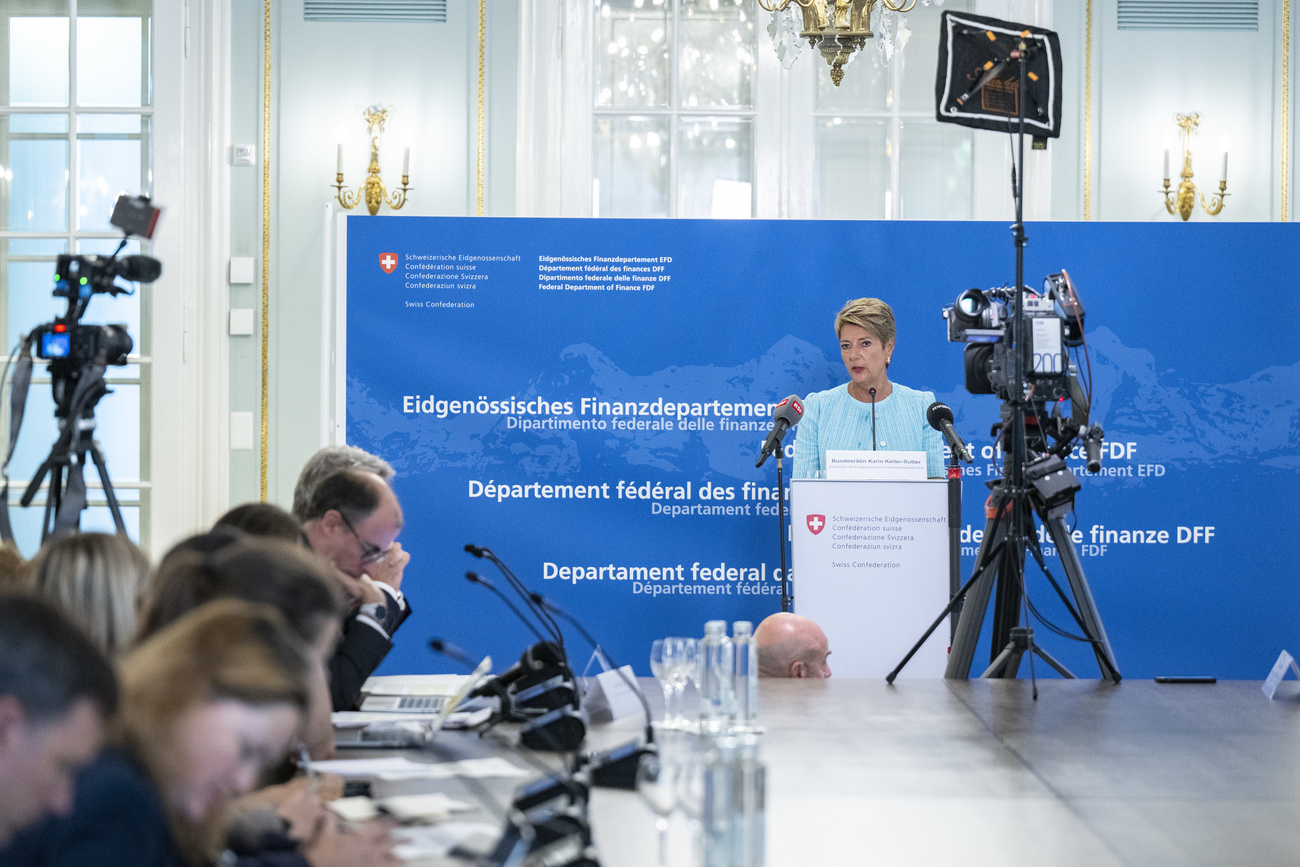 Femme tenant un conférence de presse