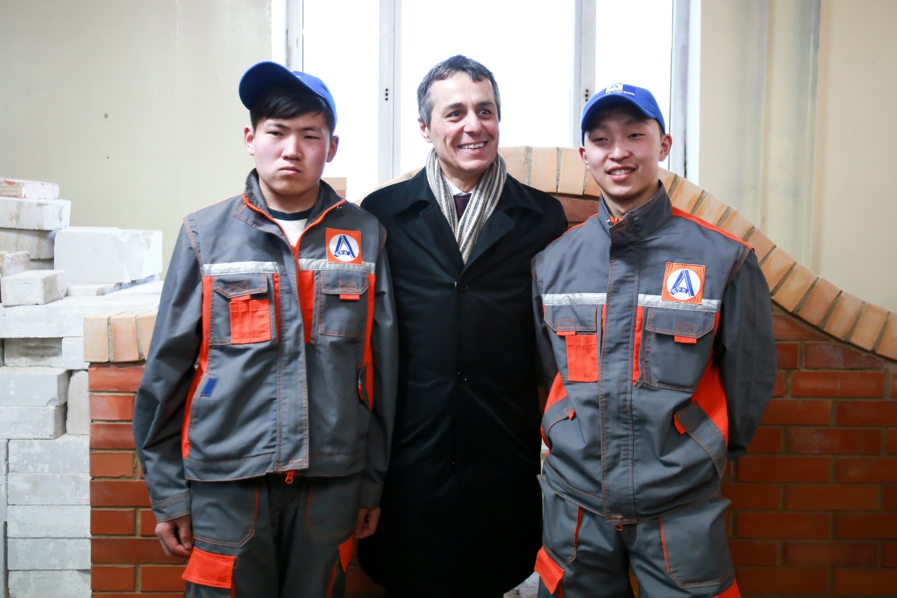 Ignazio Cassis und zwei mongolische Lehrlinge