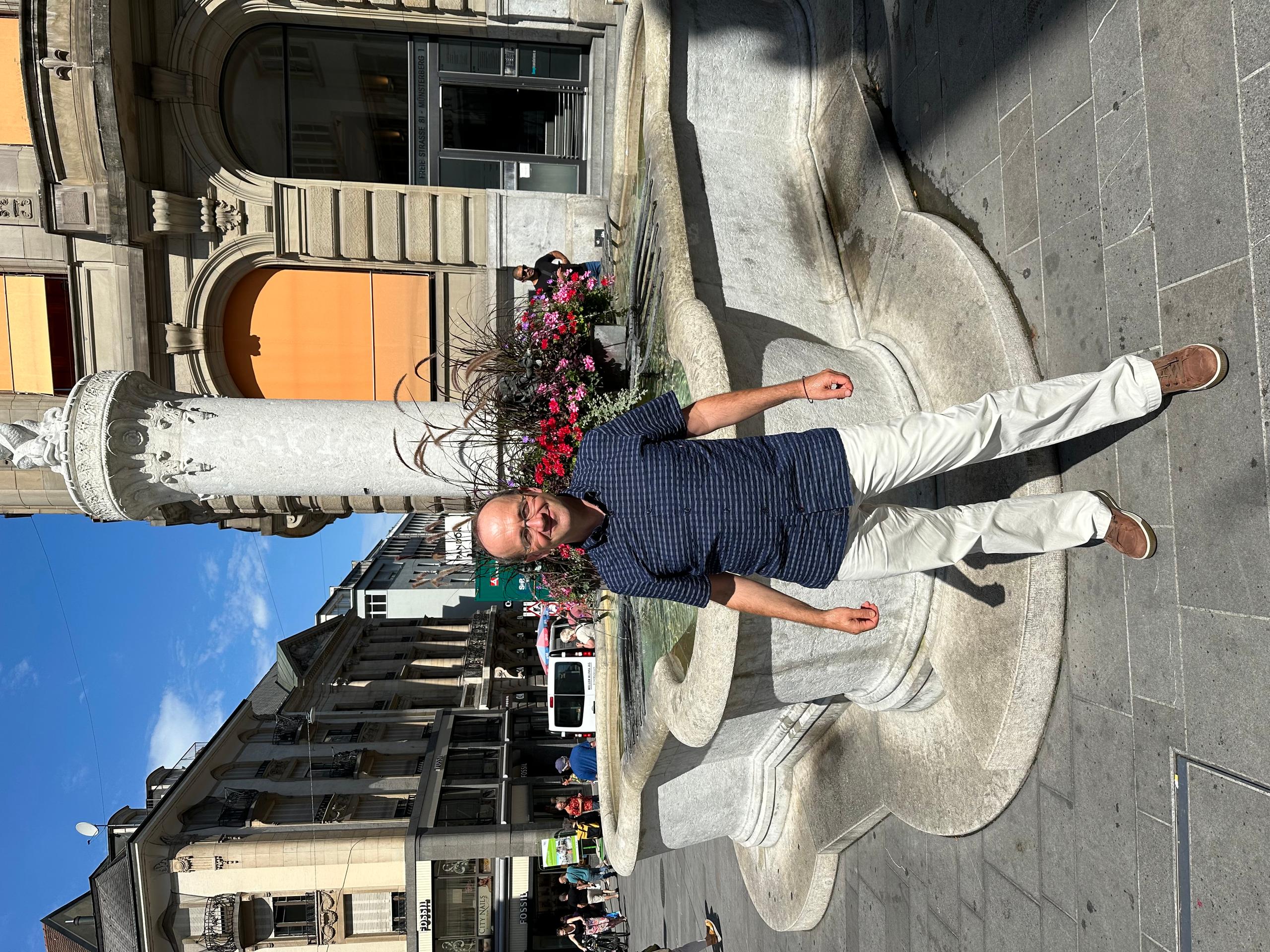 Lukas Straumann vor einem Brunnen in Basel