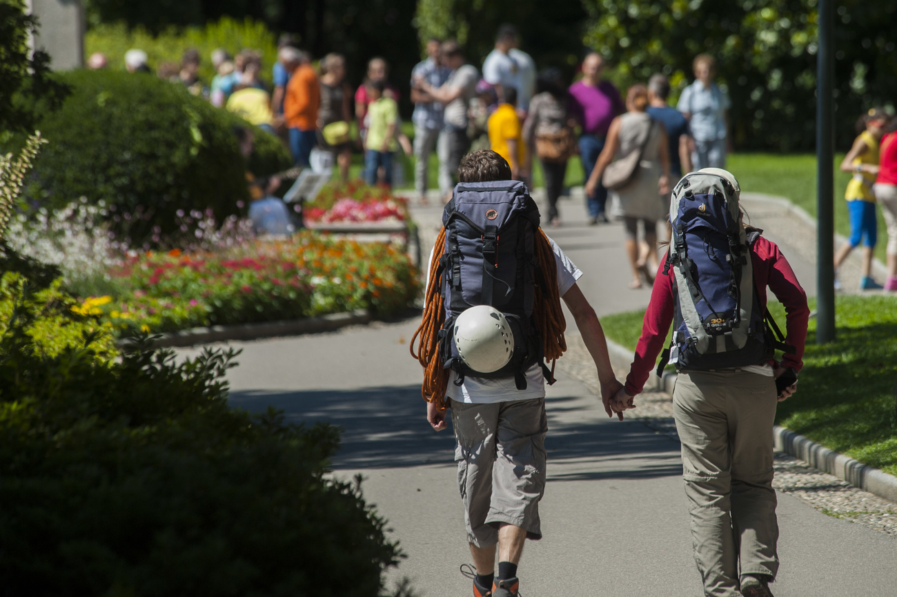 due persone mano nelal mano fotografate di spalle