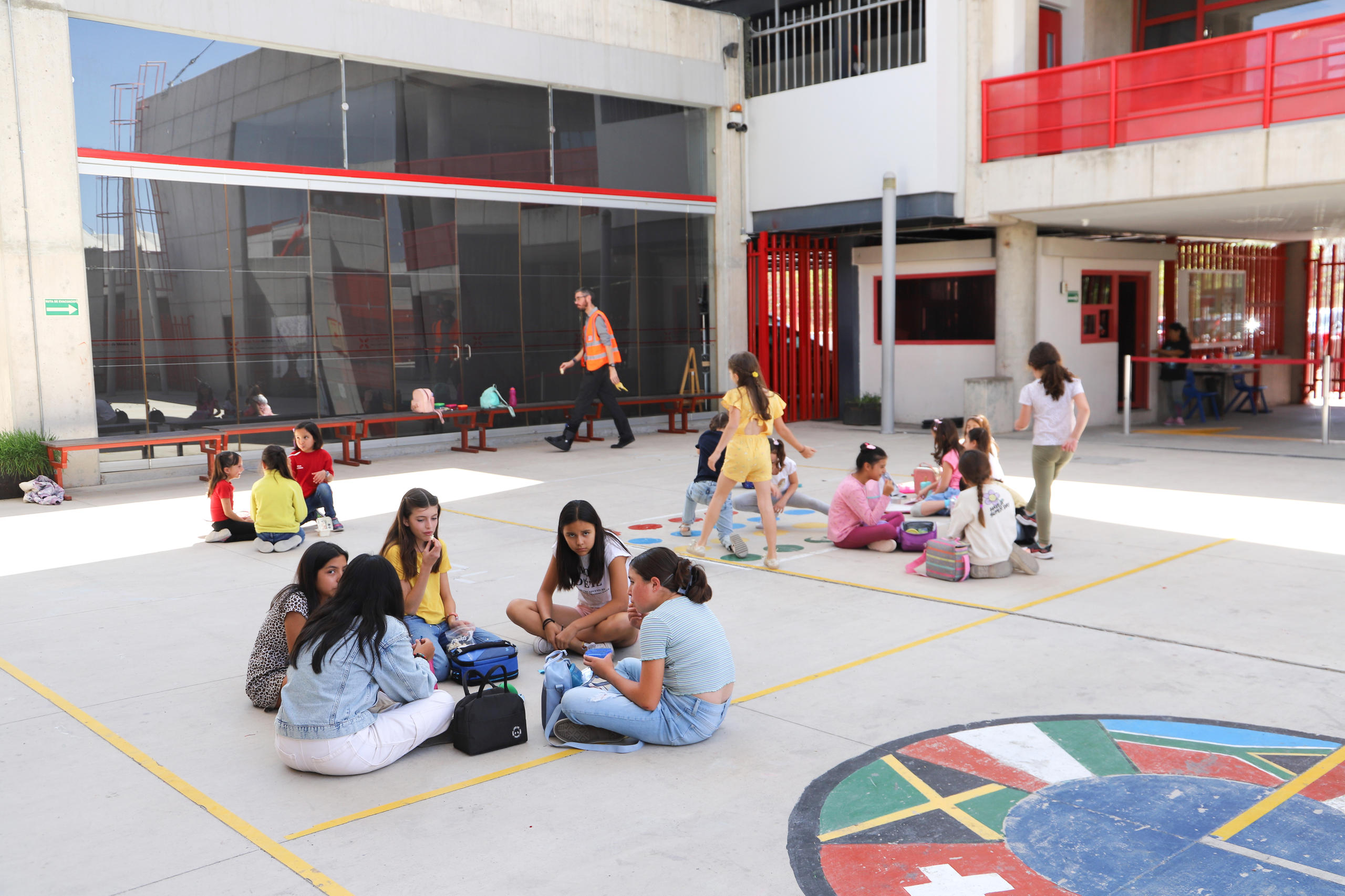 Enfants jouant dans une école suisse au Mexique.