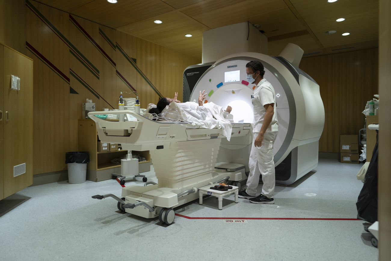 el interior de una habitación de un hospital