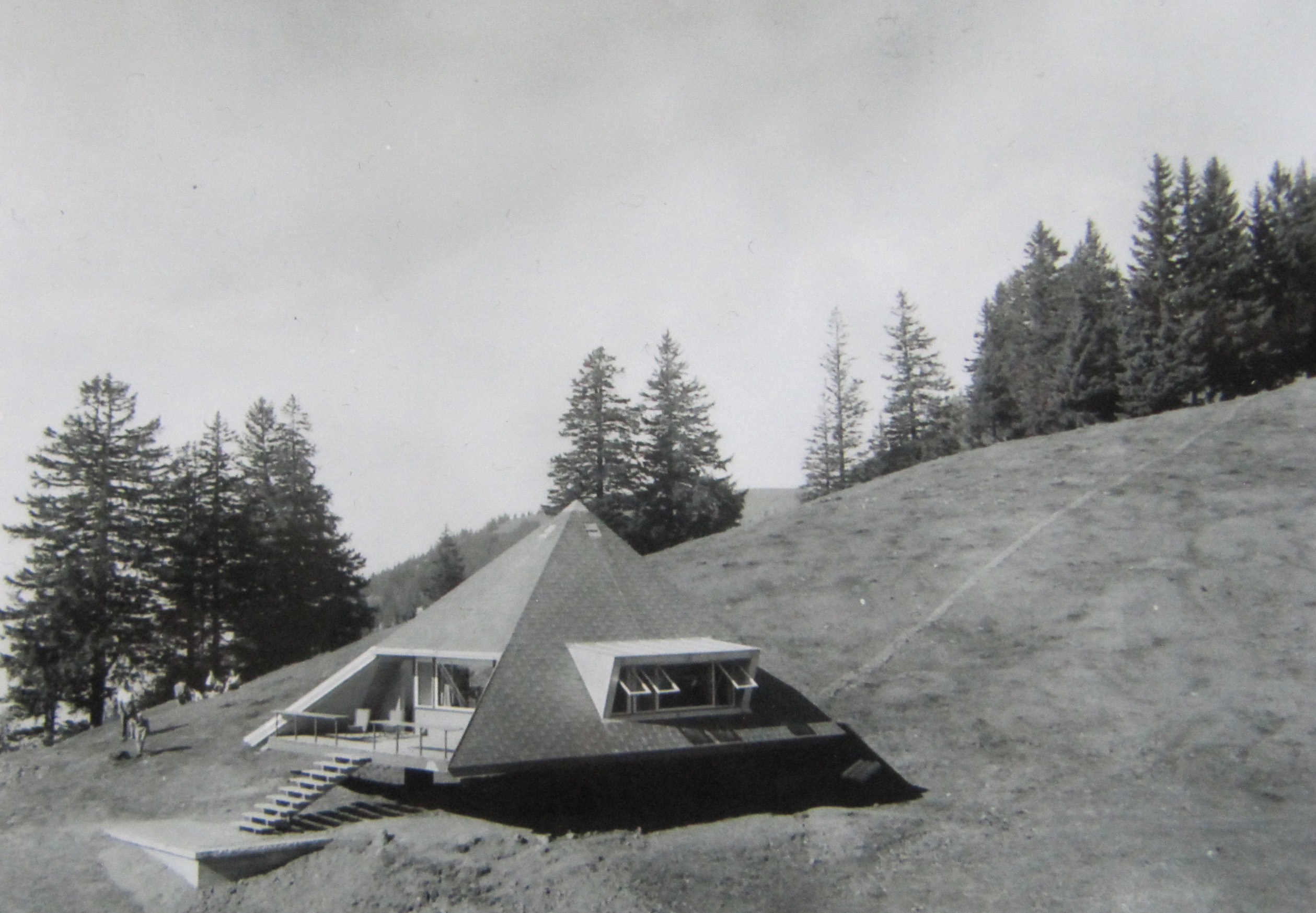 Maison en forme de tente sur une montagne