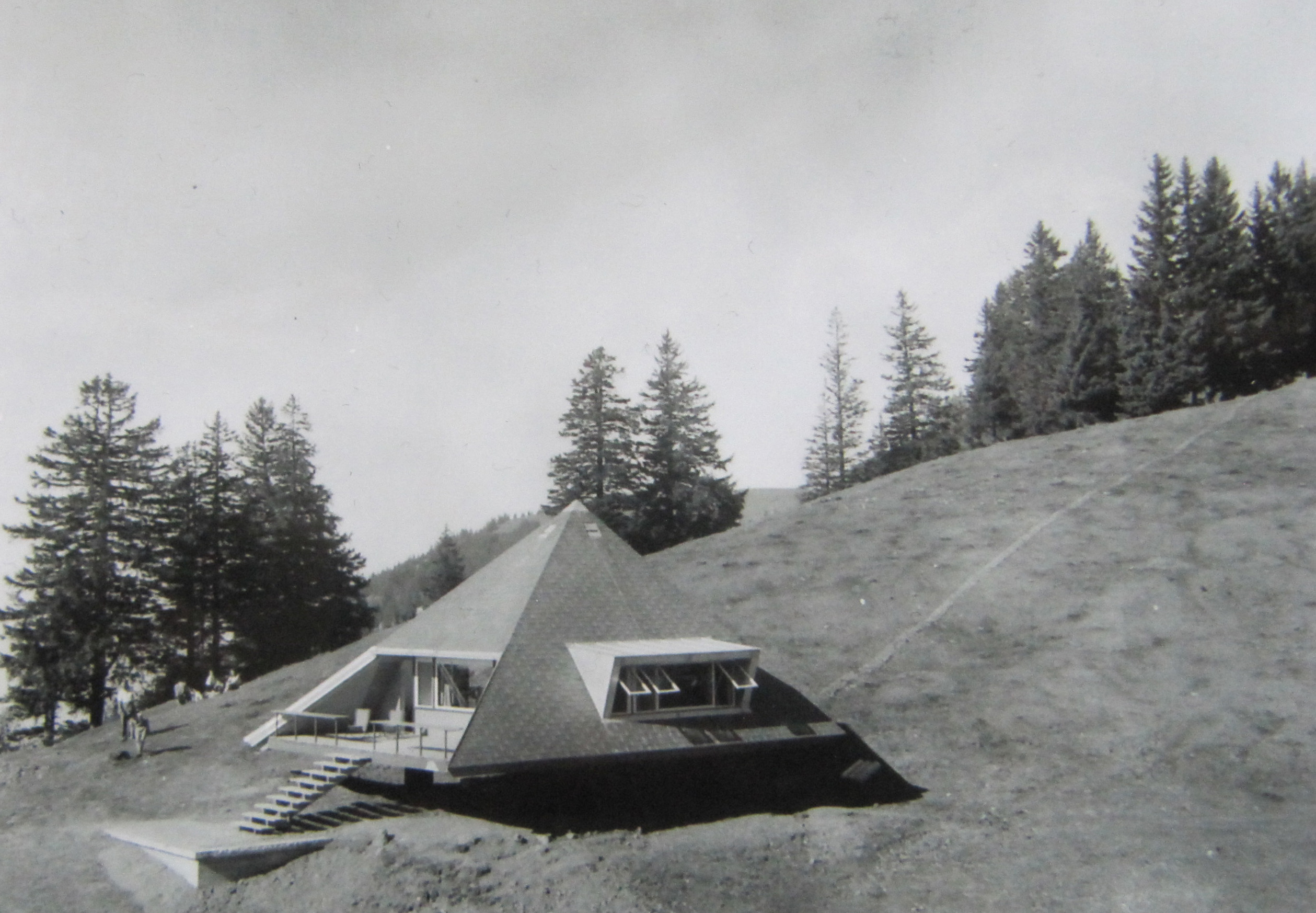 edificio piramidale in montagna