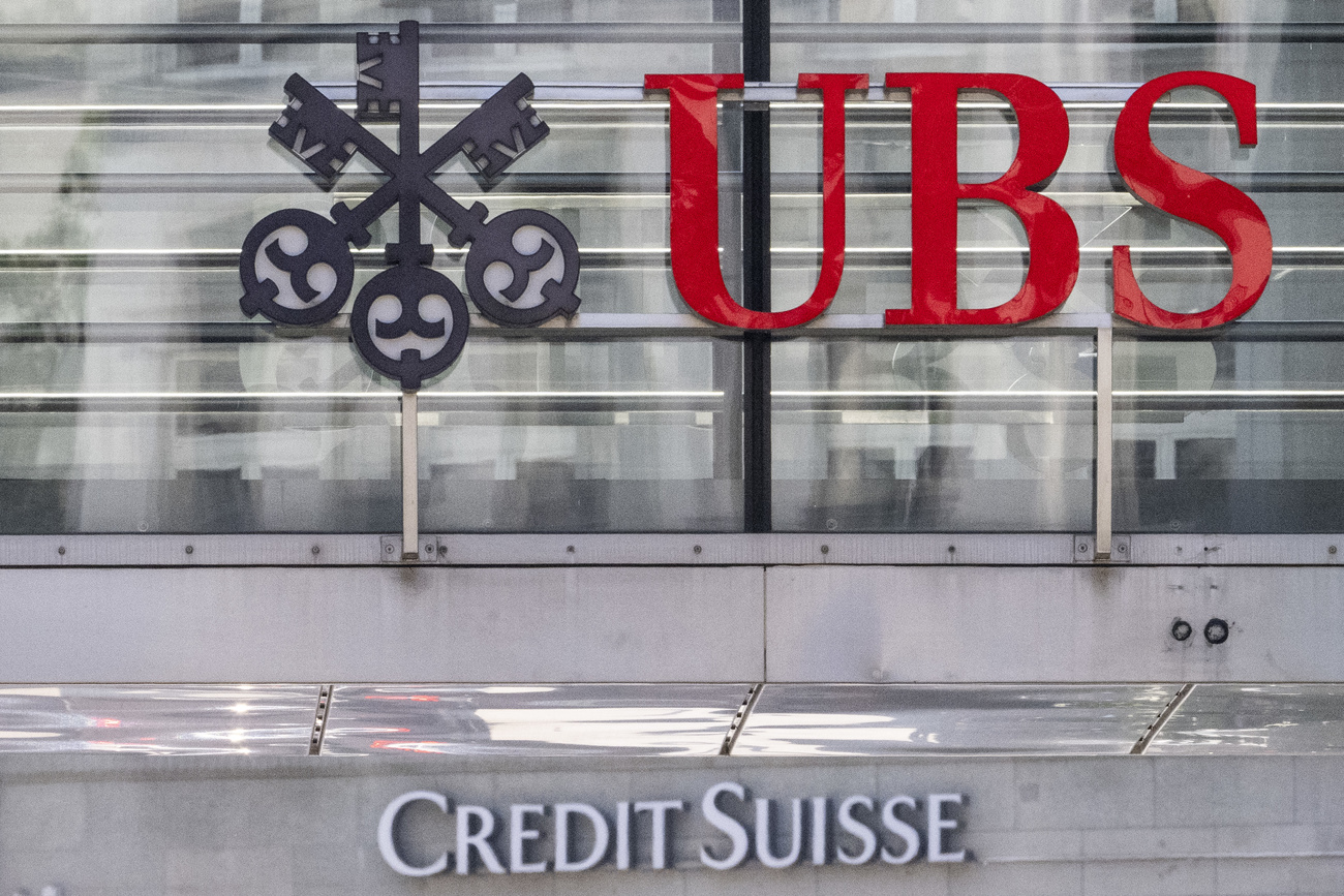 logotipos do ubs e do credit suisse, um em cima do outro