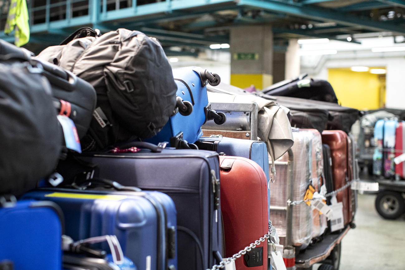 Wagen mit Koffer befüllt im Flughafen Zürich