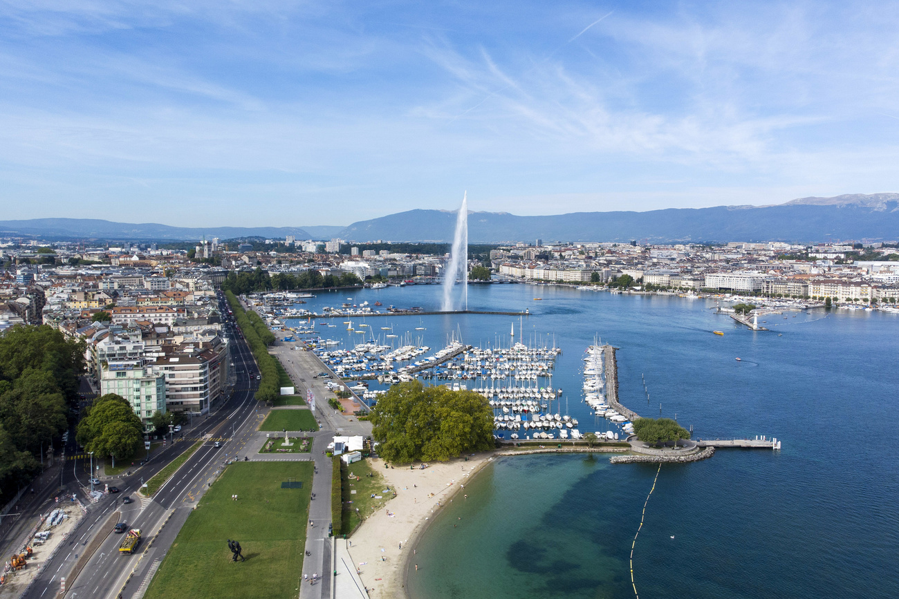 Vue aérienne de la rade de Genève et de la rive gauche du lac Léman
