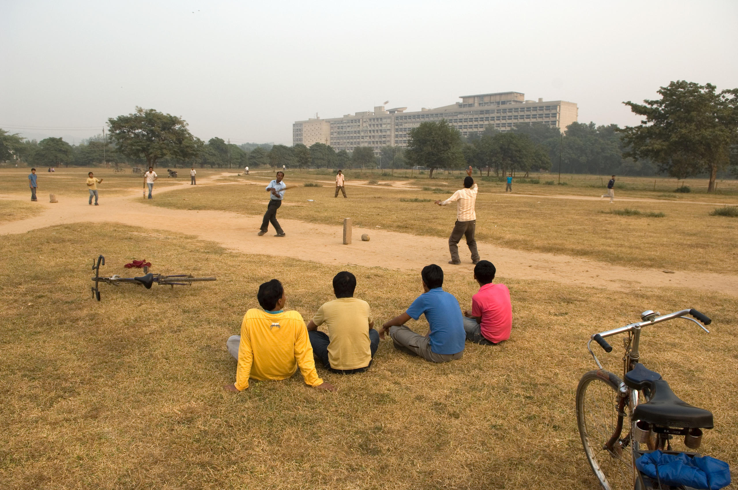 Kricketspiel vor dem Capital Complex von Le Corbusier in Chandigarh