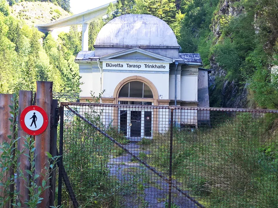 Wegen Steinschlaggefahr ist die Büvetta seit 2006 nicht mehr zugänglich.