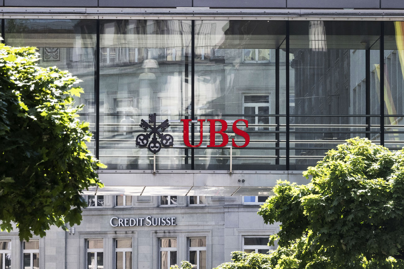 Spiegelungen mit den Markenlogos von UBS und Credit Suisse